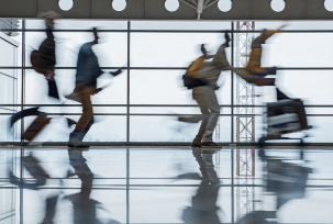 Passagiere rennen über einen Flughafen., © Adobe Stock/Yakobchuk Olena