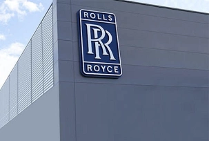 Rolls-Royce Gebäude mit Logo an Außenwand, Rolls-Royce
