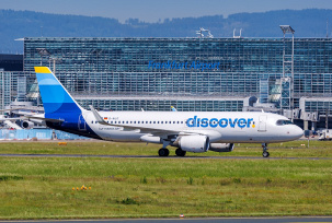 Airbus A320 von Discover Airlines rollt am Flughafen Frankfurt., © AirTeamImages.com/Markus Mainka