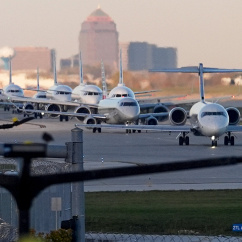 Flugzeuge rollen zu den Terminals des O'Hare International Airport., © DPA/Nam Y. Huh