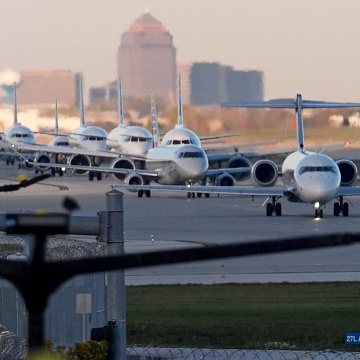 Flugzeuge rollen zu den Terminals des O'Hare International Airport., © DPA/Nam Y. Huh