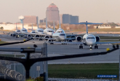 Flugzeuge rollen zu den Terminals des O'Hare International Airport., © DPA/Nam Y. Huh