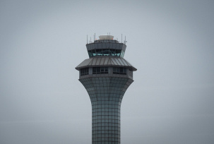 er FAA-Luftverkehrskontrollturm am Chicago O'Hare., © DPA/Adam Gray