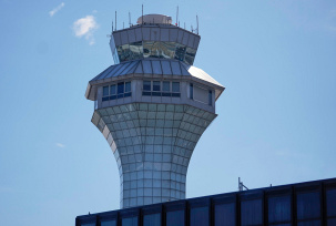 Ein Tower der Flugsicherung am O'Hare International Airport., © DPA/Erin Hooley