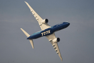 Eine Boeing 777X fliegt während der Dubai Air Show., © DPA/Fatima Shbair
