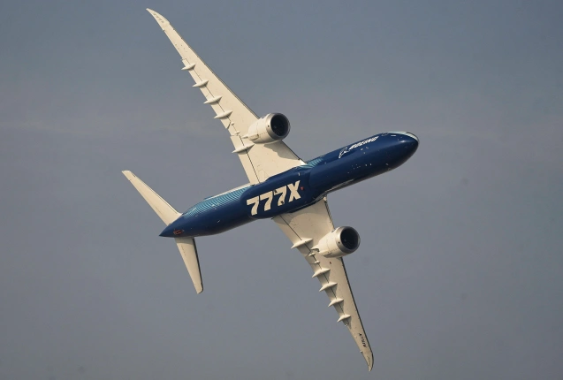 Eine Boeing 777X fliegt während der Dubai Air Show., © DPA/Fatima Shbair