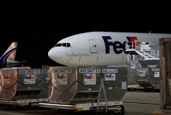 Eine Fedex-Maschine des Typs Boeing 777 wird in Köln/Bonn (CGN) am Abend entladen., © airliners.de/Andreas Sebayang