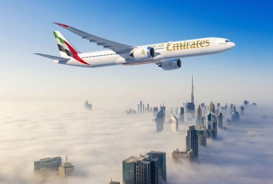Computergrafik einer Boeing 777-9 in Emirates-Farben über Dubai., © Boeing