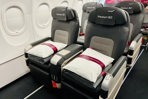 Eurowings "Premium BIZ"-Sitze mit Kissen und Decken., © airliners.de/David Haße