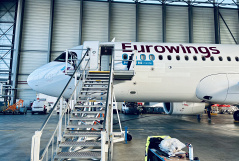 Seitliche Nahaufnahme eines Eurowings-Airbus in einer großen Wartungshalle., © airliners.de/David Haße