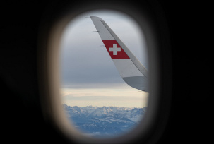 Blick auf Winglet einer Swiss-Maschine über den Schweizer Alpen., © DPA/Stringer