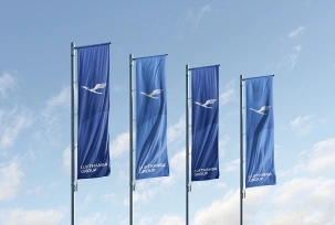 Vier Flaggen zeigen das neue Logo für die Lufthansa Group., © Lufthansa Group