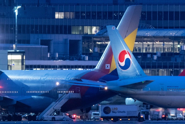 Flugzeuge von Korean Air und Asiana stehen am Flughafen Frankfurt., © DPA/Boris Roessler