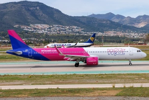 Airbus von Wizz Air rollt vor einer Boeing von Ryanair am Flughafen Malaga., © AirTeamImages.com/Jan Severijns