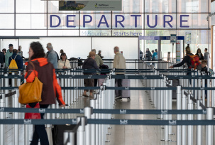 Passagiere gehen mit ihrem Gepäck zu Abflugschaltern am Luxemburger Flughafen., © DPA/Harald Tittel