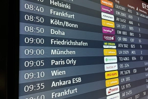 Anzeigetafel am BER mit Abflügen, unter anderem nach Friedrichshafen., © airliners.de