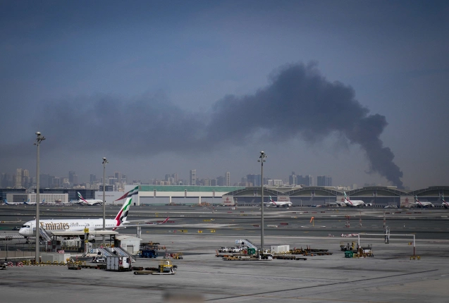 Rauch über dem Flughafen Dubai International, © DPA/Altaf Qadri/AP