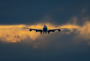 Eine Boeing 747 setzt im letzten Tageslicht auf dem Flughafen Frankfurt zur Landung an., © DPA/Boris Roessler