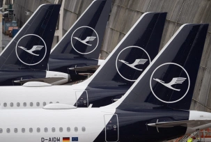 Passagiermaschinen der Lufthansa stehen auf dem Flughafen in Frankfurt., © DPA/Boris Roessler