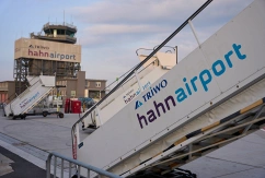 Eine Passagiertreppe steht auf dem Vorfeld des Flughafens Hahn im Hunsrück., © DPA/Thomas Frey