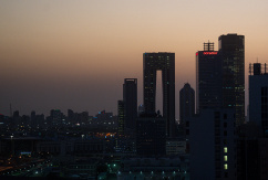 Die aufgehende Sonne färbt den Himmel hinter der Skyline von Kuwait-City rötlich., © DPA/Soeren Stache