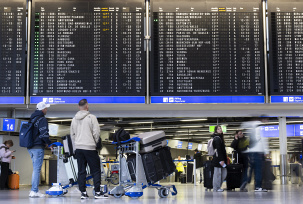 Passagiere schieben ihr Gepäck durch das Terminal 1 des Flughafens Frankfurt., © DPA/Boris Roessler