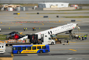 Beamte inspizieren das Wrack eines Air-Canada-Express-Flugzeugs direkt neben der Landebahn, wo es am Sonntagabend auf dem LaGuardia-Flughafen in New York mit einem Feuerwehrauto der Hafenbehörde zusammengestoßen war., © DPA/Yuki Iwamura