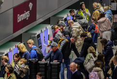 Reisende stehen an den Self-Check-in-Schaltern im Flughafen Düsseldorf und geben ihre Gepäckstücke auf., © DPA/Christoph Reichwein