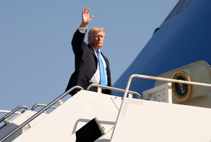Person winkt, als sie am Palm Beach International Airport an Bord der Air Force One geht, © DPA/Mark Schiefelbein