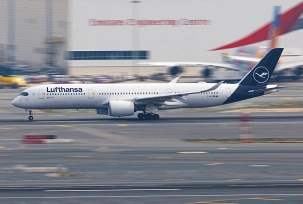 Airbus A350 der Lufthansa am Flughafen Dubai., © AirTeamImages.com/Alpha Romeo