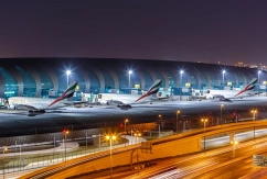 Dubai International: A380 der Emirates stehen am Terminal., © AirTeamImages.com/Markus Mainka