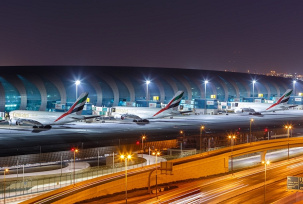 Dubai International: A380 der Emirates stehen am Terminal., © AirTeamImages.com/Markus Mainka