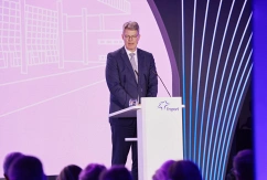 Patrick Schnieder (CDU), Bundesverkehrsminister, spricht auf der Eröffnungsveranstaltung des Terminal 3., © Fraport