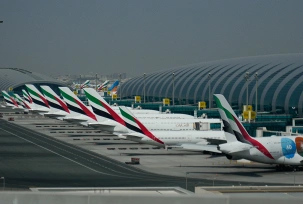 Emirates-Flugzeuge werden nach der Schließung des Dubai International Airport geparkt., © DPA/Altaf Qadri/AP