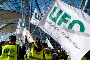 Flugbegleiter der Unabhängigen Flugbegleiter Organisation Ufo haben sich bei einem Streik zu einer Kundgebung vor dem Terminal am Münchner Flughafen versammelt., © DPA/Matthias Balk