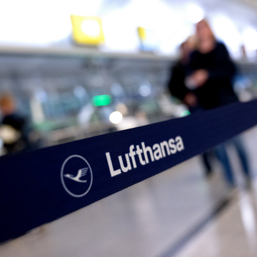 Passagiere stehen am Münchner Flughafen an einem Check-In Schalter., © DPA/Sven Hoppe