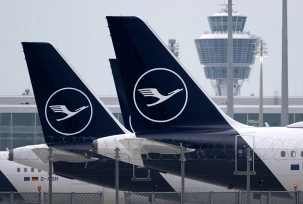 Flugzeuge der Lufthansa stehen am Flughafen München auf dem Vorfeld., © DPA/Sven Hoppe