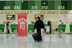 Reisende verlassen den Irak über den Flughafen Bagdad, nachdem das aufgrund des Krieges zwischen dem Iran und den USA verhängte Luftembargo aufgehoben wurde, © DPA/Hadi Mizban