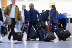Flugpersonal geht vor einem Lufthansa-Schalter am Frankfurter Flughafen., © DPA/Hannes P Albert