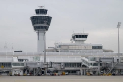 Blick auf den Tower und das Terminal 1 am Flughafen München., © DPA/Peter Kneffel
