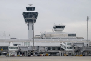 Blick auf den Tower und das Terminal 1 am Flughafen München., © DPA/Peter Kneffel