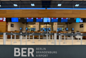 Ein Absperrband mit dem Schriftzug "BER Berlin Brandenburg Airport"., © DPA/Julian Degler