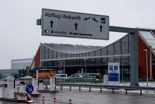 Schilder weisen am Flughafen Memmingen den Weg zum Terminal., © DPA/Stefan Puchner