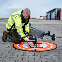Ingo Hellmann, Drohnenpilot und Betriebsleiter der FLN Frisia-Luftverkehr am Flugplatz Norddeich, bereitet eine Drohne vom Typ DJI Matrice 400 für einen Testflug zur Nordseeinsel Juist vor., © DPA/Hauke-Christian Dittrich