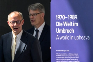 Bundeskanzler Friedrich Merz (l, CDU) und Patrick Schnieder (CDU), Bundesminister für Verkehr, kommen zum Festakt der Lufthansa., © DPA/Hannes P Albert