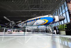 Blick auf ein historisches Flugzeug im "Hangar One"., © DPA/Hannes P Albert