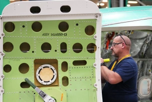 Ein Angestellter arbeitet an der Endmontagelinie an einer Boeing 737 Max., © DPA/Lindsey Wasson
