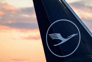 Blick auf eine Heckflosse einer Lufthansa-Maschine am Frankfurter Flughafen., © DPA/Hannes P Albert