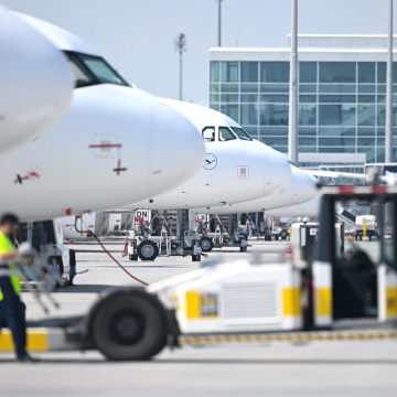 Flugzeuge der Lufthansa und der Lufthansa Cityline stehen am Flughafen München., © DPA/Sven Hoppe