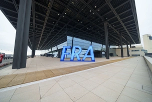 Das Fraport-Logo steht vor dem neuen Terminal 3 am Frankfurter Flughafen., © DPA/Andreas Arnold